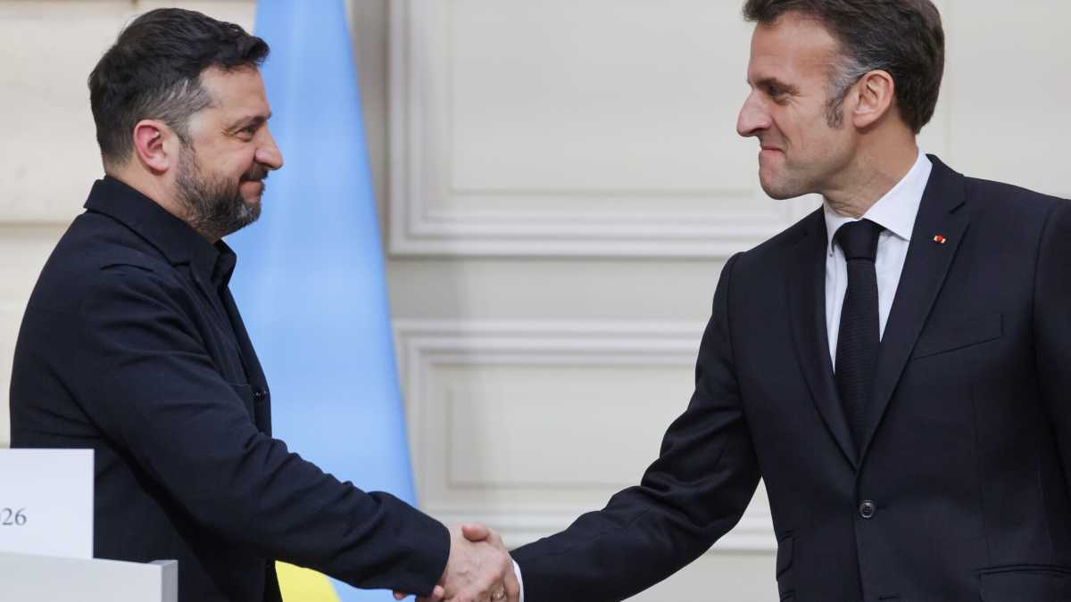 Immagine di Macron fa il regista della difesa europea. Il primo morto francese e Zelensky a Parigi
