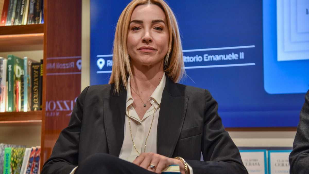 Immagine di La corsa di Salis, tra slalom e dossieraggi. E Renzi lancia le primarie