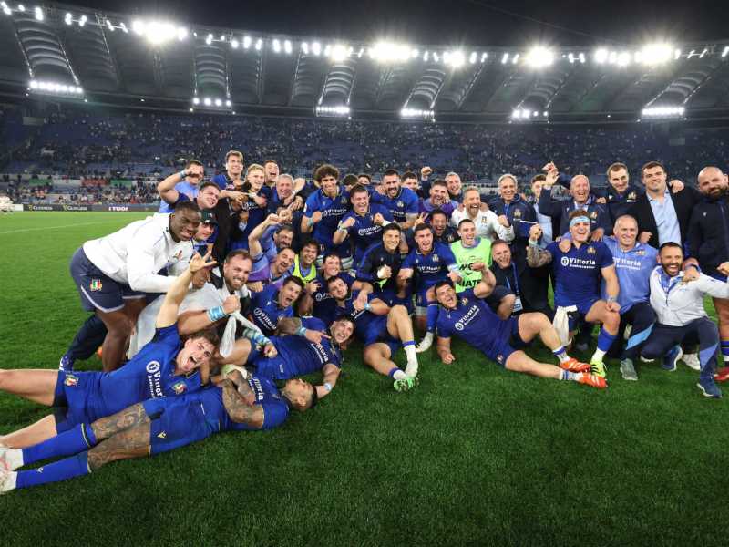 Foto ricordo per l&rsquo;Italia del rugby che il 7 marzo ha battuto all&rsquo;Olimpico per a prima volta gli inglesi (23-18) dopo 32 sconfitte in 32 partite (foto Getty Images)