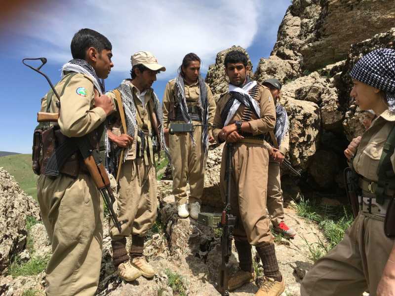Un gruppo di peshmerga del Pdki sulle montagne del Kurdistan (foto Getty)