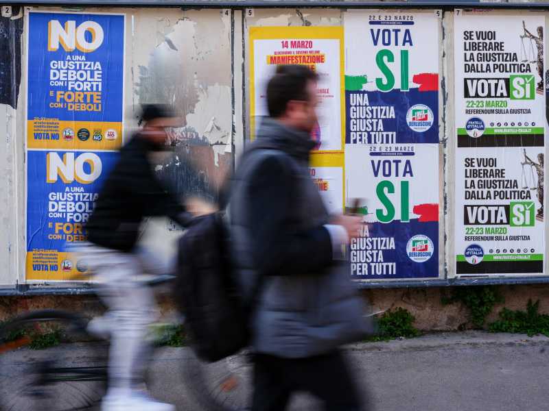 Manifesti per il referendum sulla giustizia del 22 e 23 marzo (foto LaPresse)