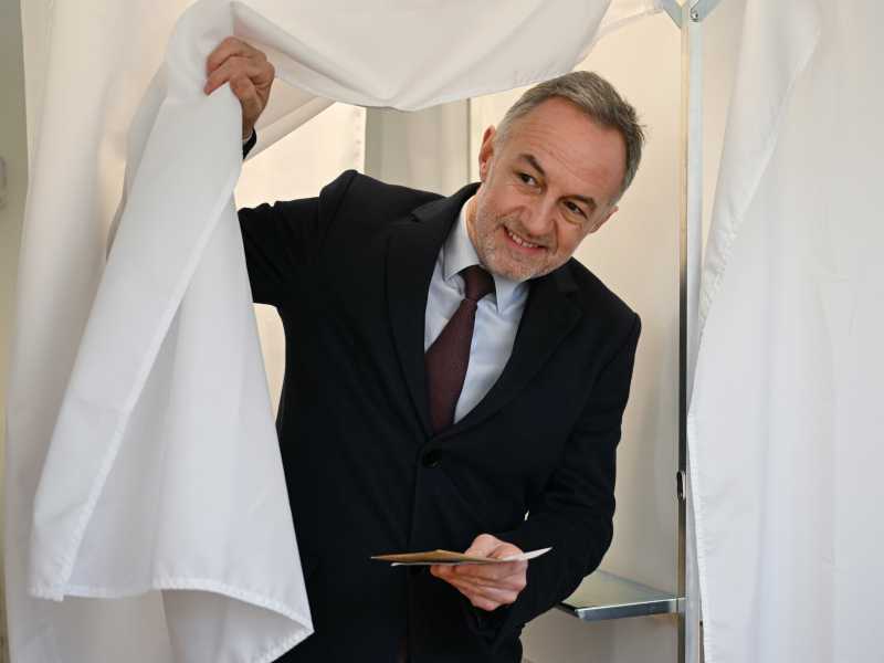 Emmanuel Grégoire esce dalla cabina elettorale (Bertrand Guay/Pool Photo via AP) <br />