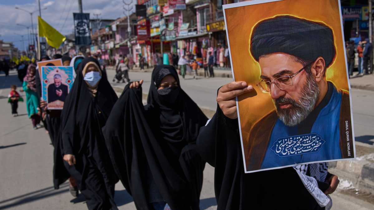 Immagine di Khamenei sarebbe a Mosca per cure mediche. Il silenzio del Cremlino