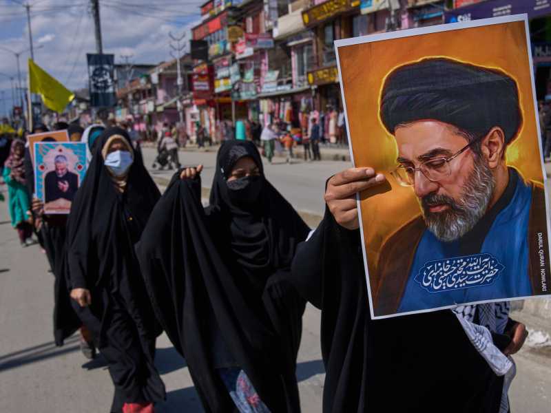 Khamenei sarebbe a Mosca per cure mediche. Il silenzio del Cremlino