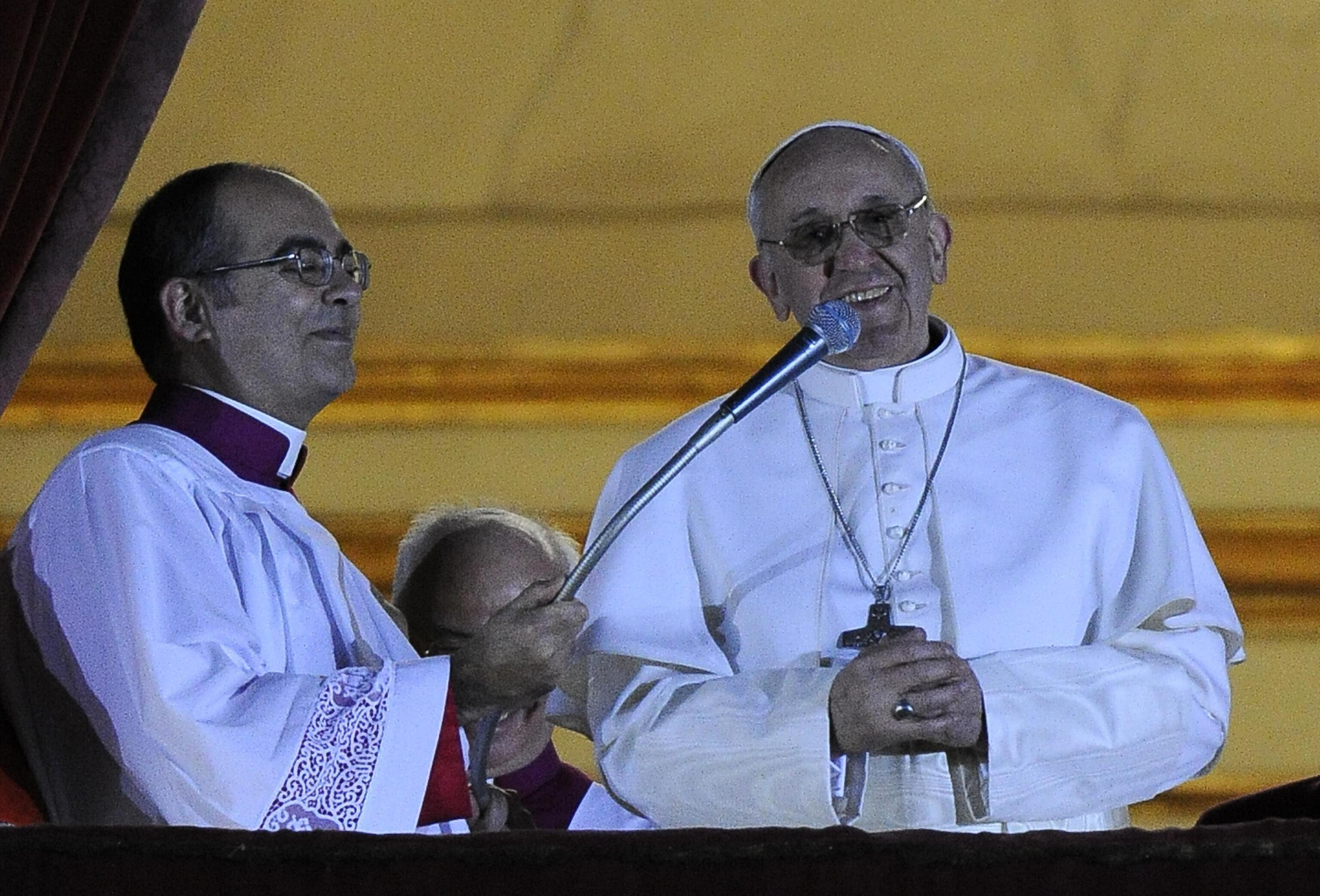 13 marzo 2013, Papa Francesco saluta i fedeli dalla balconata della Basilica di San Pietro dopo la sua elezione alla fine del secondo giorno di Conclave in Vaticano (Ansa)