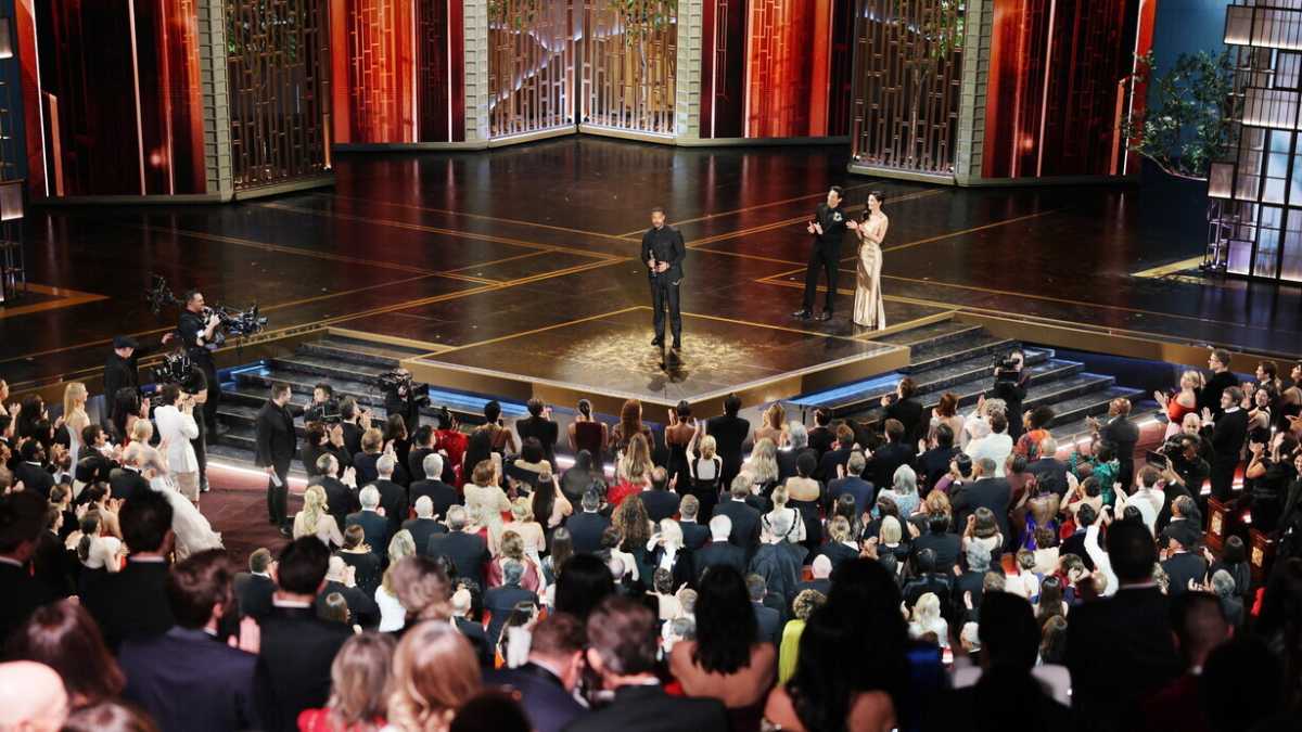 Immagine di Scena e retroscena tra abiti, piume, adesivi reggiseno. Quel che resta degli Oscar