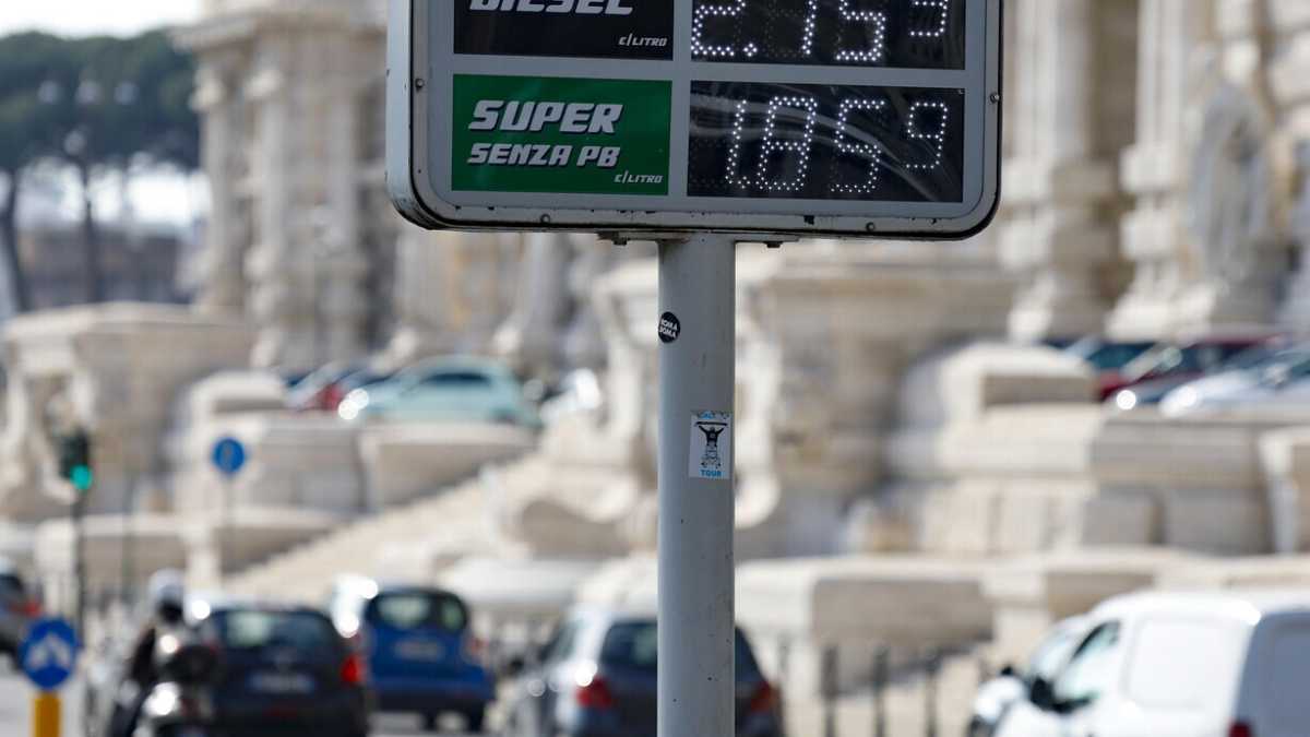 Immagine di La benzina del populismo