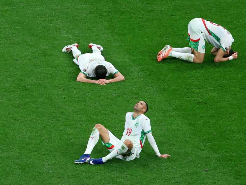 Giocatori del Marocco disperati dopo la sconfitta nella finale della Coppa d'Africa 2025 (foto Ap, via LaPresse)