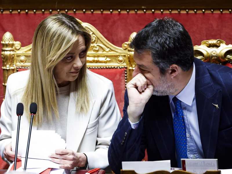 L’accelerata di Meloni sui carburanti. Ma è Salvini a intestarsi il taglio delle accise