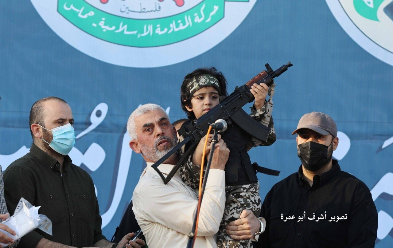 Il capo di Hamas, Yahia Sinwar, durante l&rsquo;ultimo comizio