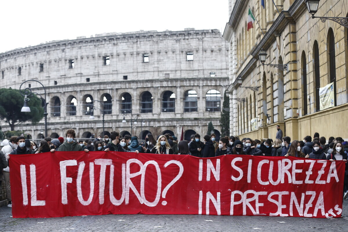 La manifestazione degli studenti nei pressi del Liceo Cavour a Roma (Photo Cecilia Fabiano/LaPresse)&nbsp;