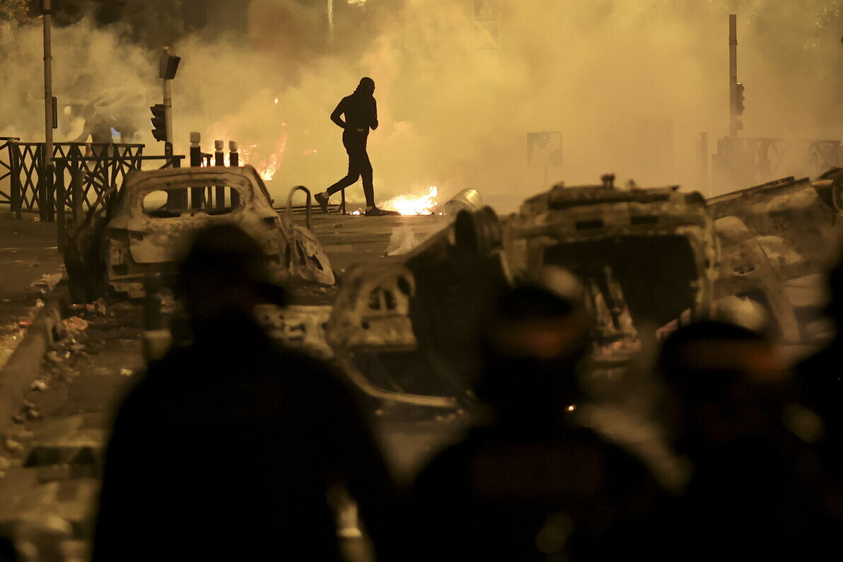 Un manifestante nella terza notte di proteste (AP Photo/Aurelien Morissard)