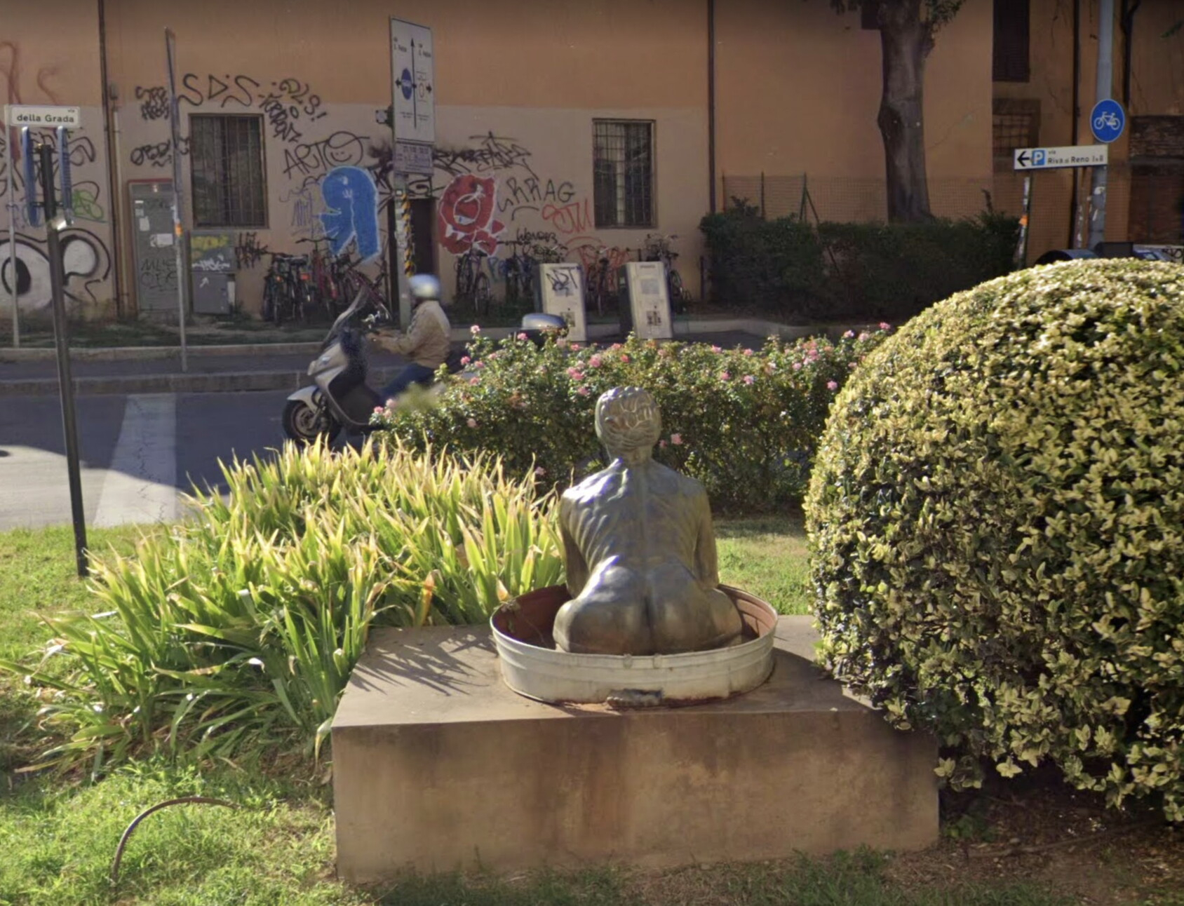 Una statua contestatissima: la lavandaia in via della Grada a Bologna di Saura Sermenghi (2001)&nbsp;