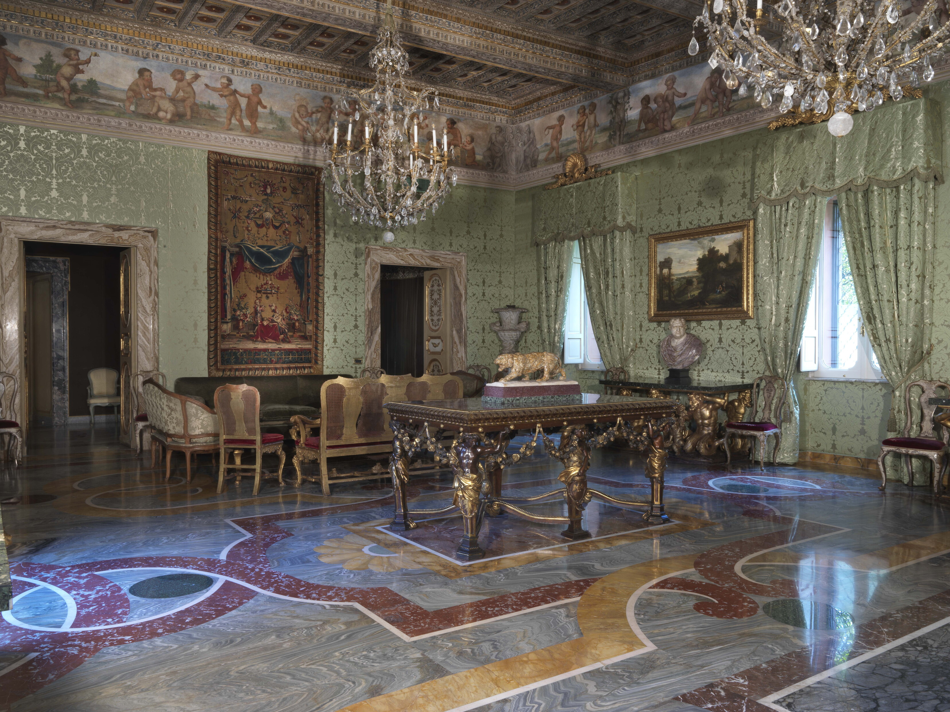 Sala Verde, con il Tavolo Borghese e il fascione affrescato rappresentante putti che giocano&nbsp;