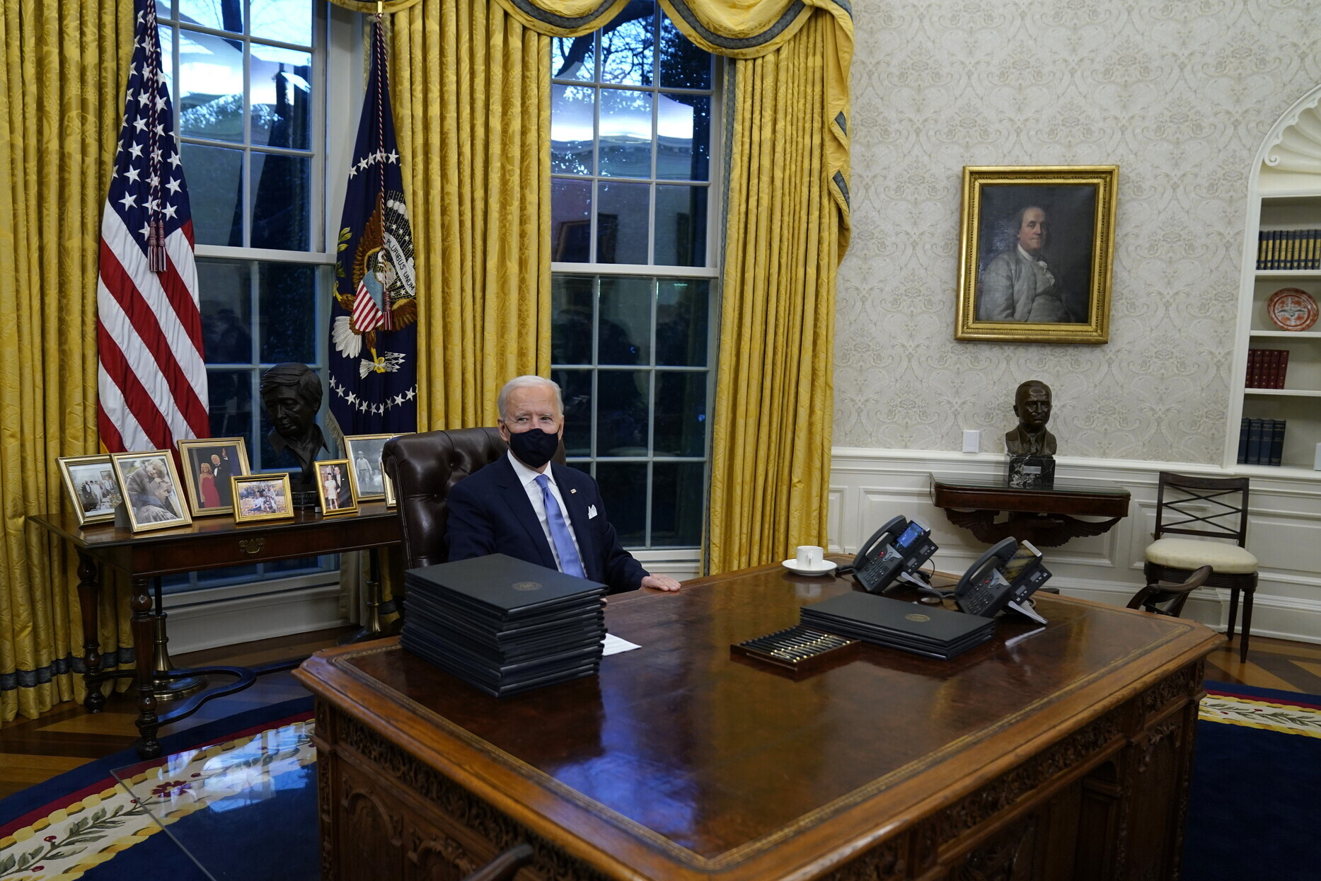 Joe Biden nello Studio ovale (Foto LaPresse)