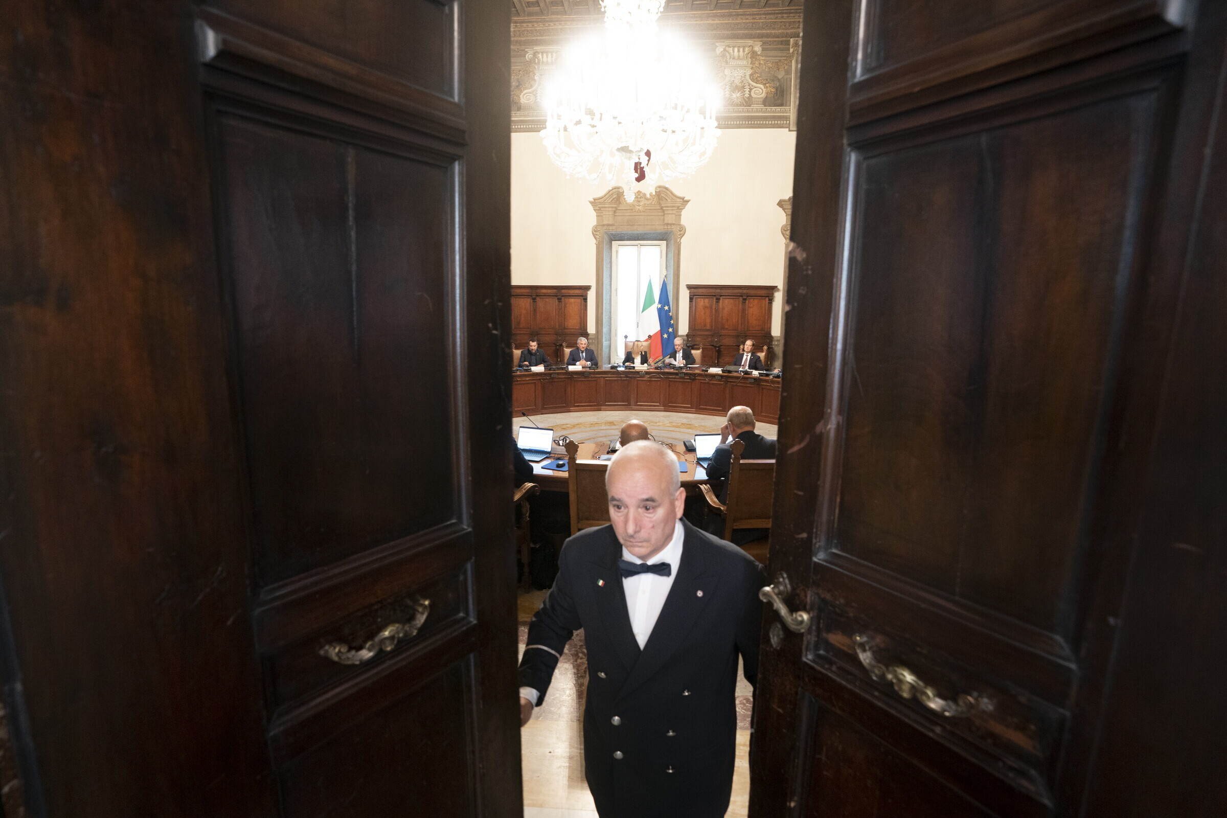 "Dobbiamo essere uniti per affrontare le emergenze che il paese ha davanti", ha detto la nuova presidente del Consiglio durante la riunione, a quanto hanno riferito dei presenti (LaPresse)
