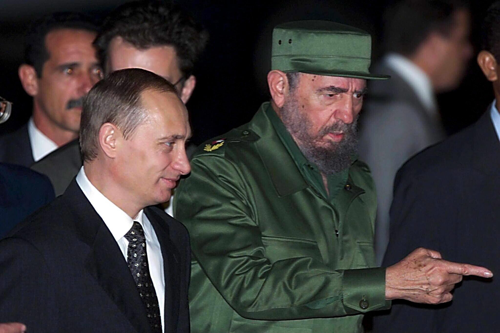 Vladimir Putin con Fidel Castro nel 2000, in occasione della sua prima visita all'Avana da presidente della Federazione (EPA/SERGEI CHIRIKOV)