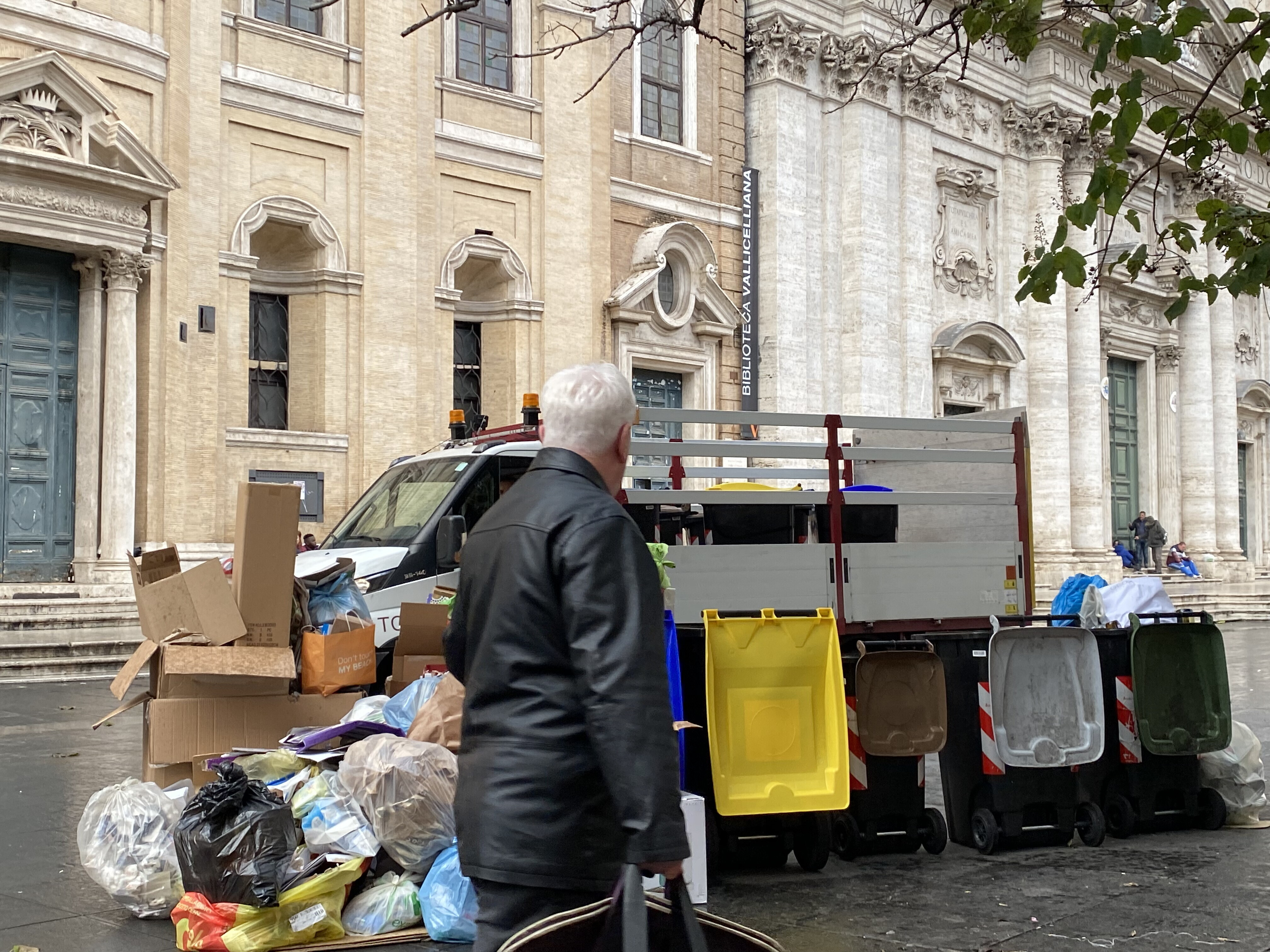 Piazza della Chiesa nuova, autista Ama attende che svuotino i cassonetti stracolmi per cambiarli&nbsp;