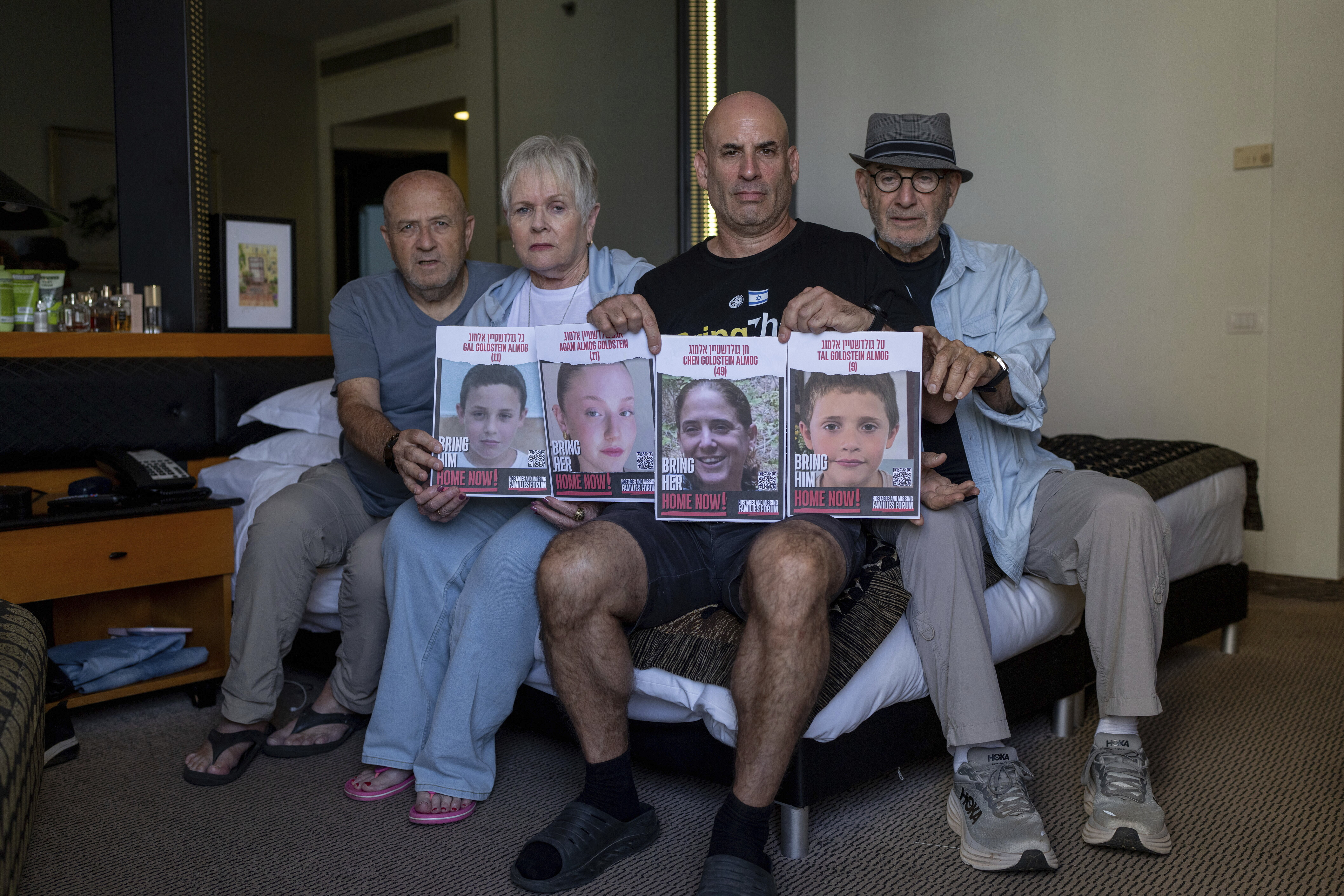 Le foto di Chen Goldstein, 49 anni, e dei suoi tre figli, rapiti da Hamas nella loro casa nel kibbutz di Kfar Aza (Lapresse/Ohad Zwigenberg)