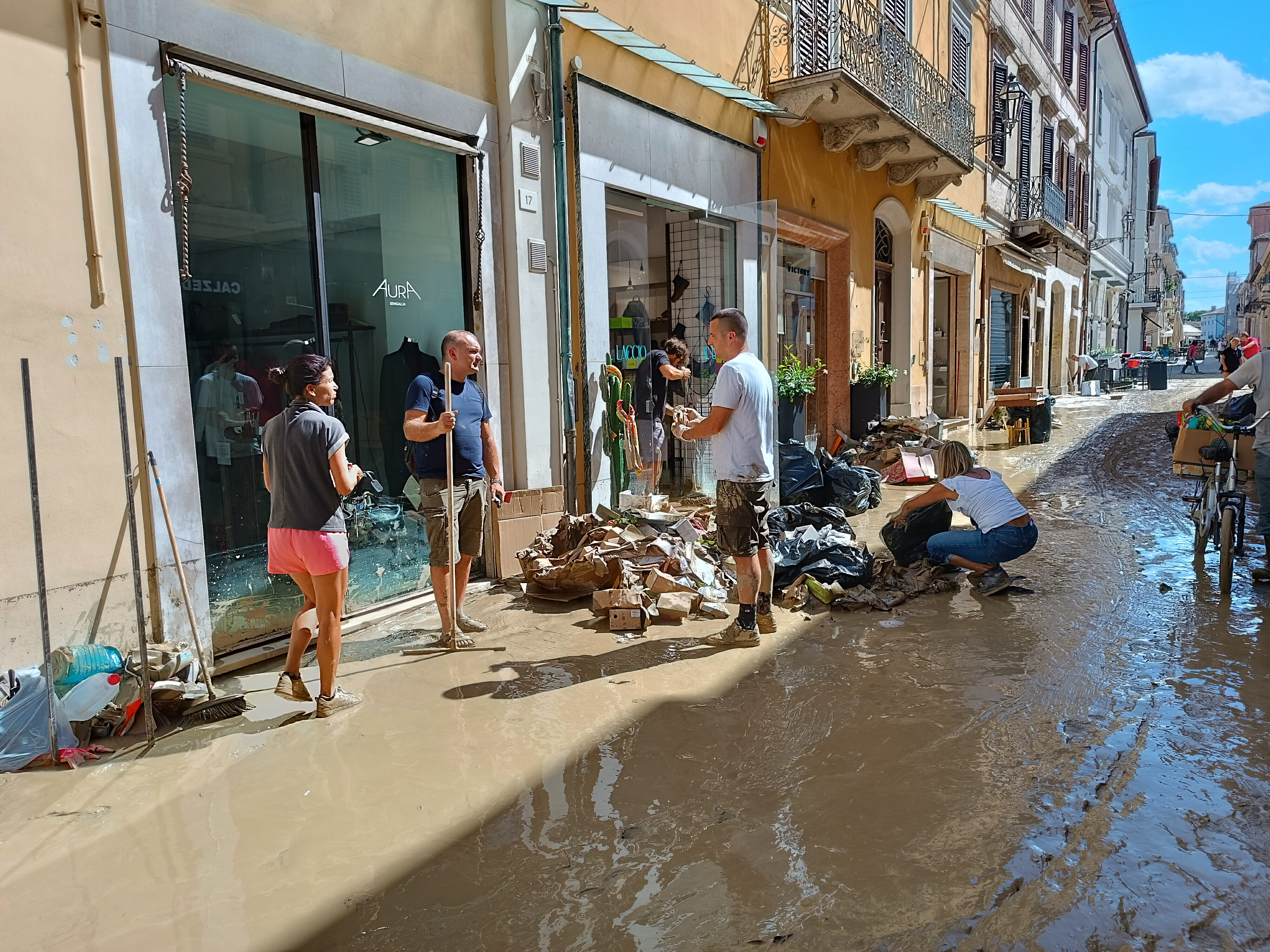 Strade invase dal fango a Senigallia. I cittadini si sono svegliati tra le vie cittadine allagate. Foto LaPresse