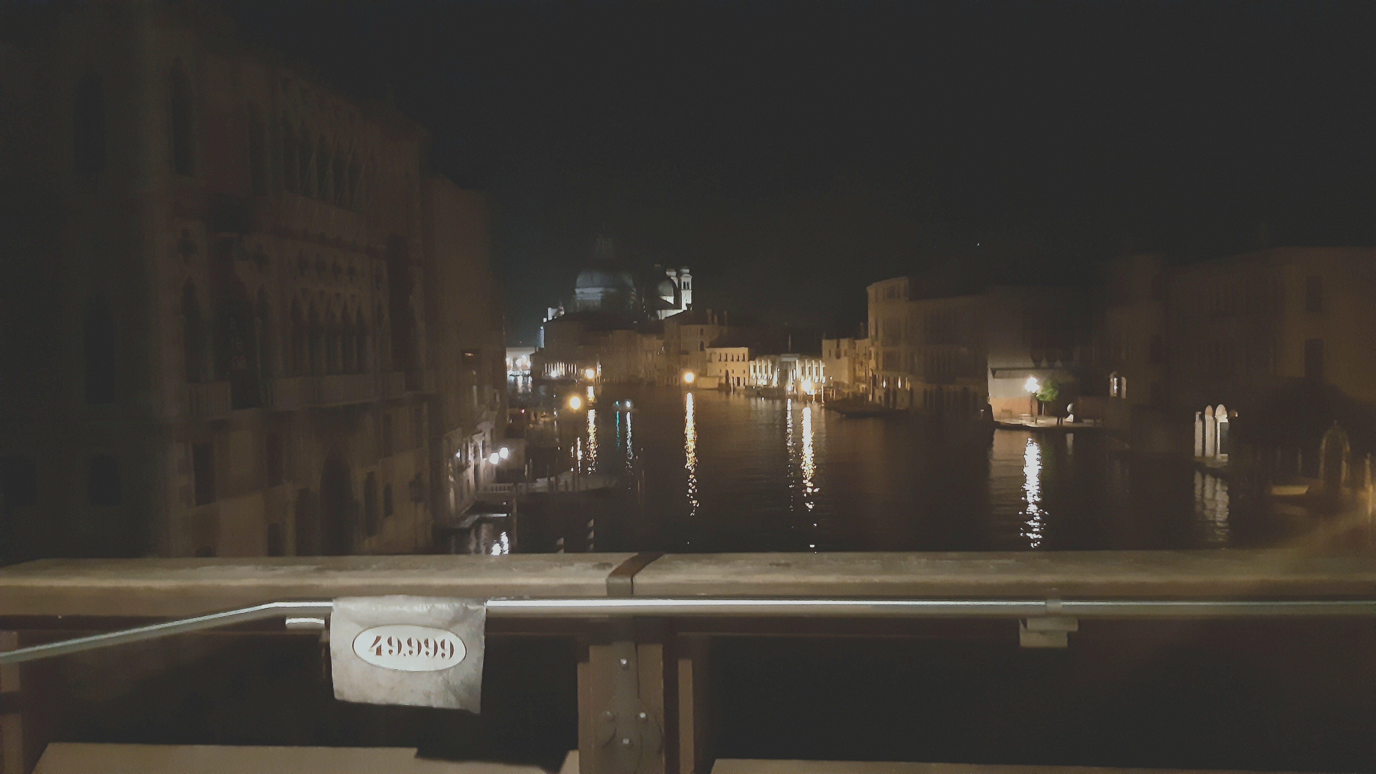 Cartello '49.999' sul ponte dell'Accademia, di fronte alla basilica della Salute 