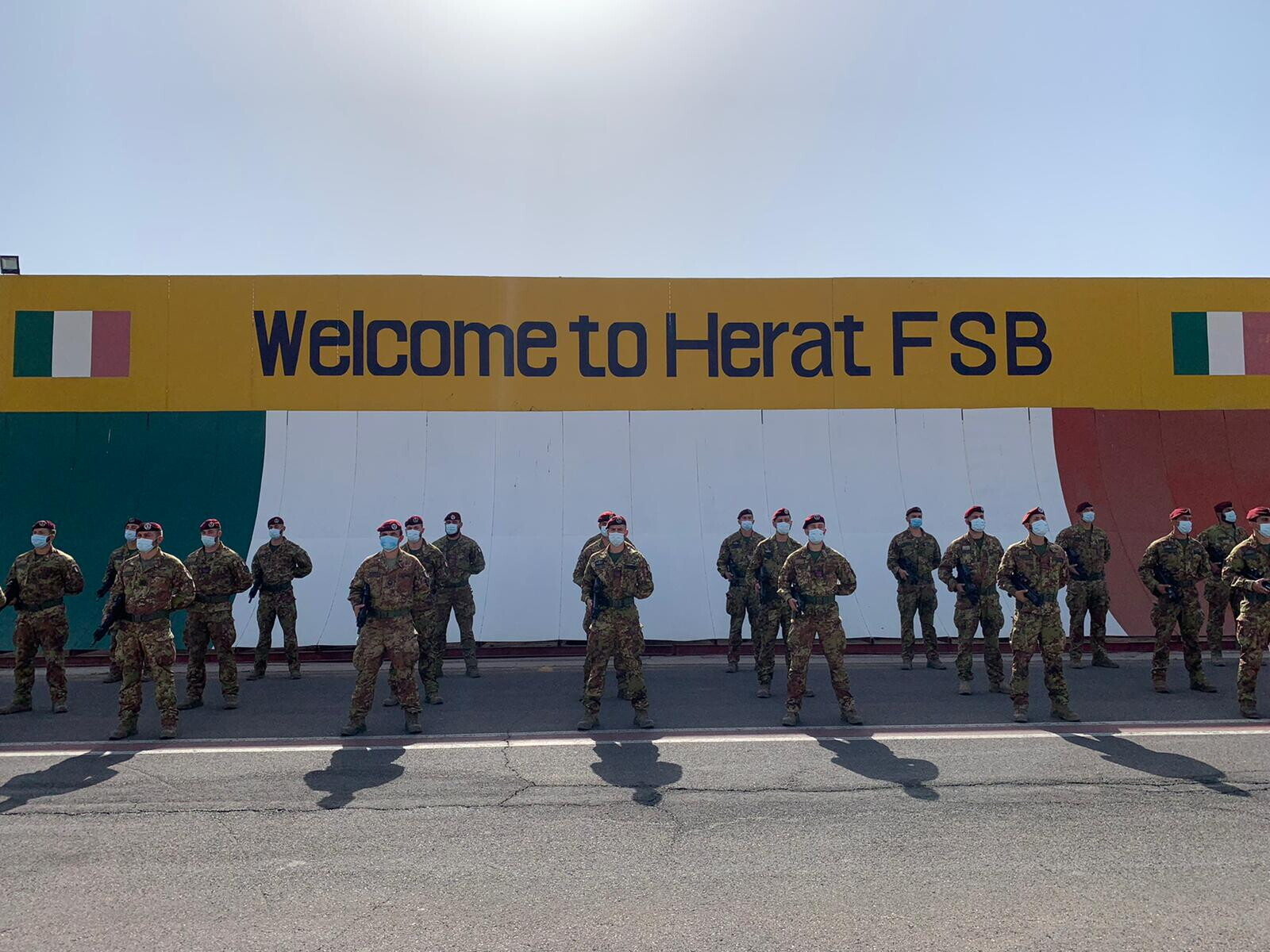 Paracadutisti della Folgore schierati davanti alla base di Camp Arena a Herat (foto di Daniele Raineri)&nbsp;