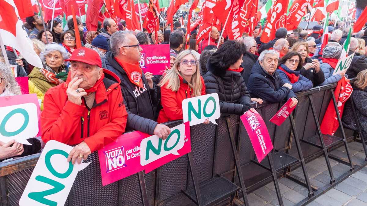 Immagine di La piazza del No con le bandiere Cgil (e tra Schlein e Conte si pensa al dopo)