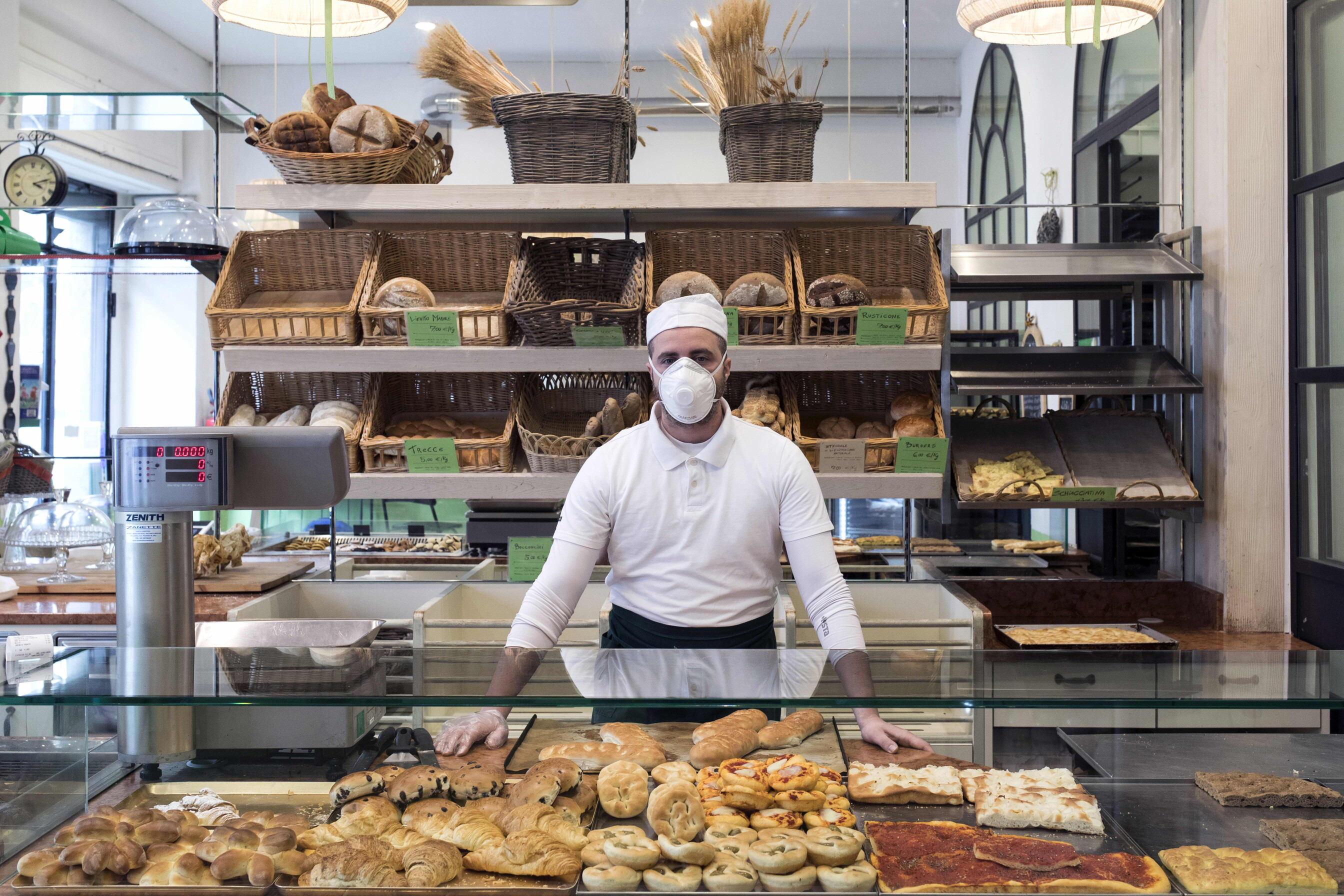 Davide, 32 anni, è il panettiere di Via Vigevano (Foto Nanni Fontana)