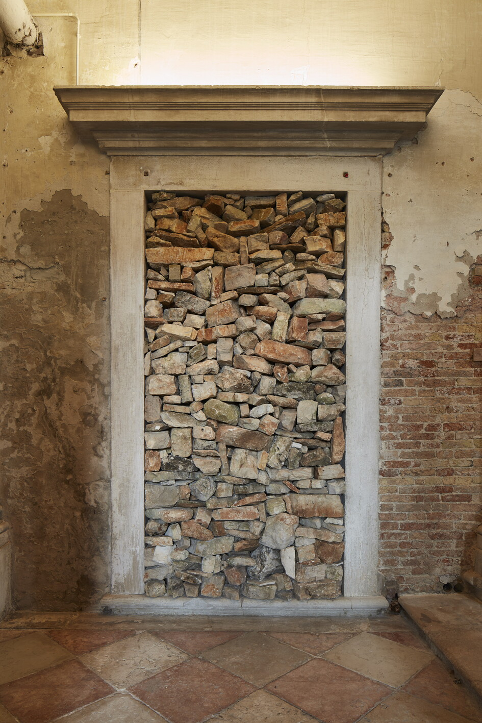 Jannis Kounellis - Senza titolo, 1972 porta murata con pietre