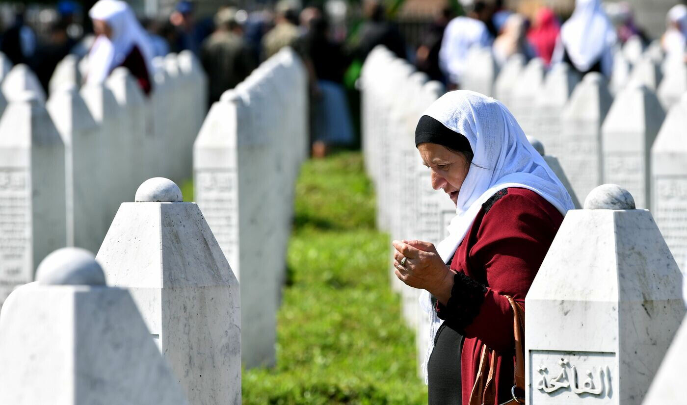 Srebrenica ricorda, funerali per 33 vittime identificate dopo 24 anni (Foto LaPresse)