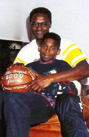 Kobe con il padre Joe Bryant a Reggio Emilia - @PallacReggiana/Twitter