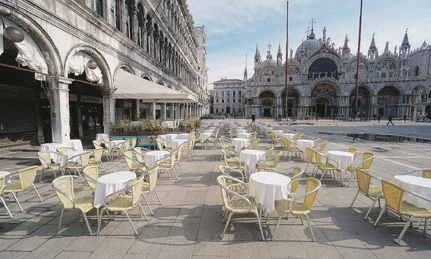 Venezia, piazza San Marco deserta la mattina di luned&igrave; scorso (foto LaPresse)
