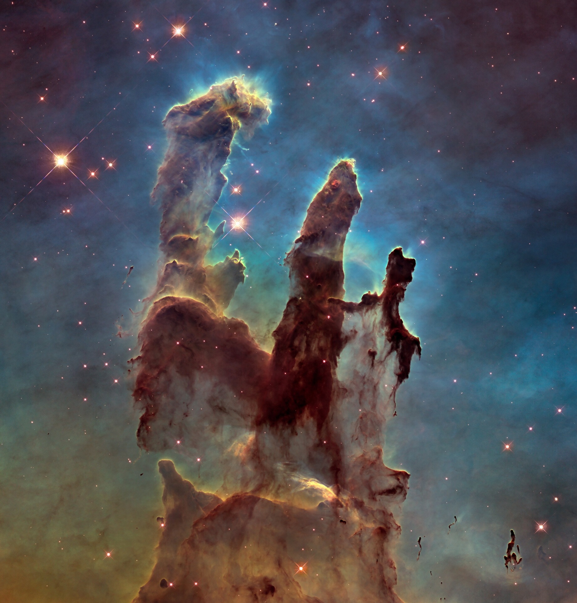Una delle immagini pi&ugrave; iconiche di Hubble &egrave; questa porzione della Nebulosa Aquila (M16).&nbsp;Soprannominato il "Pilastro della Creazione", mostra tre enormi colonne di gas freddo illuminate dalla luce da un gruppo di giovani stelle con forti venti stellari situati in alto, fuori dalla vista.&nbsp;Incastonati nelle punte delle sporgenze simili a dita nella parte superiore delle colonne sono presenti globuli densi e gassosi all'interno dei quali nascono le stelle.&nbsp;La pi&ugrave; grande delle tre colonne &egrave; alta circa quattro anni luce. (foto: NASA / ESA / STScI / Arizona State University)