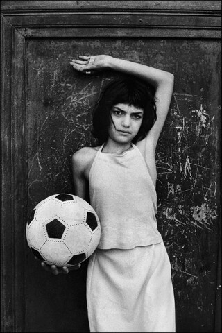Letizia Battaglia, La bambina con il pallone, Quartiere La Cala, 1980, Palermo &copy; Letizia Battaglia