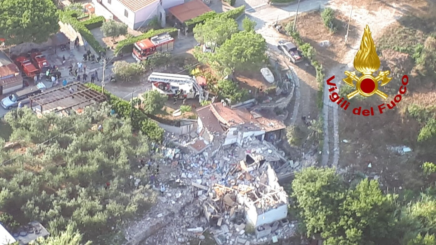 Esplode palazzina all'Isola D'Elba (foto LaPresse)