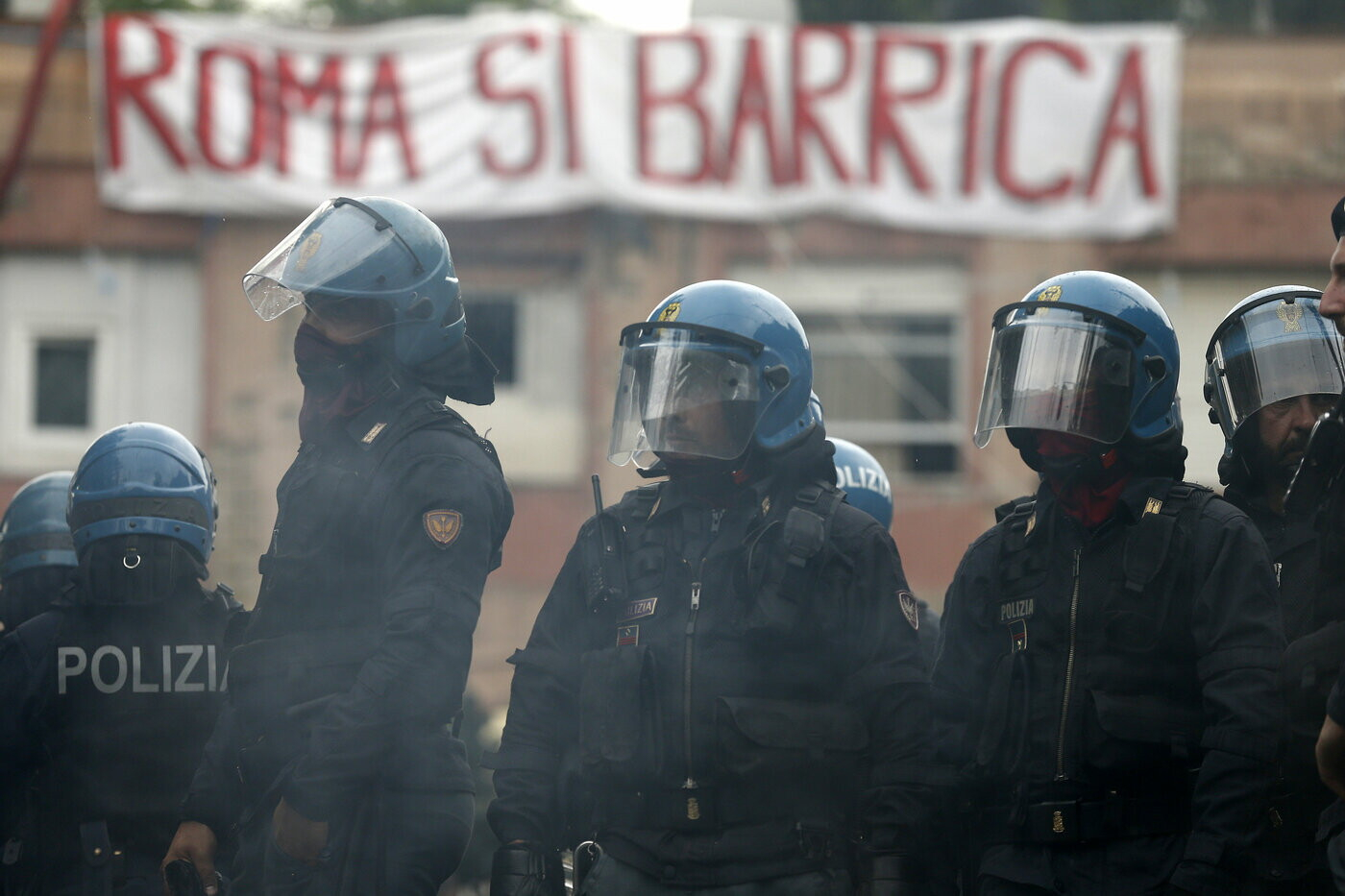 Roma, sgombero via Cardinal Capranica (Foto LaPresse)