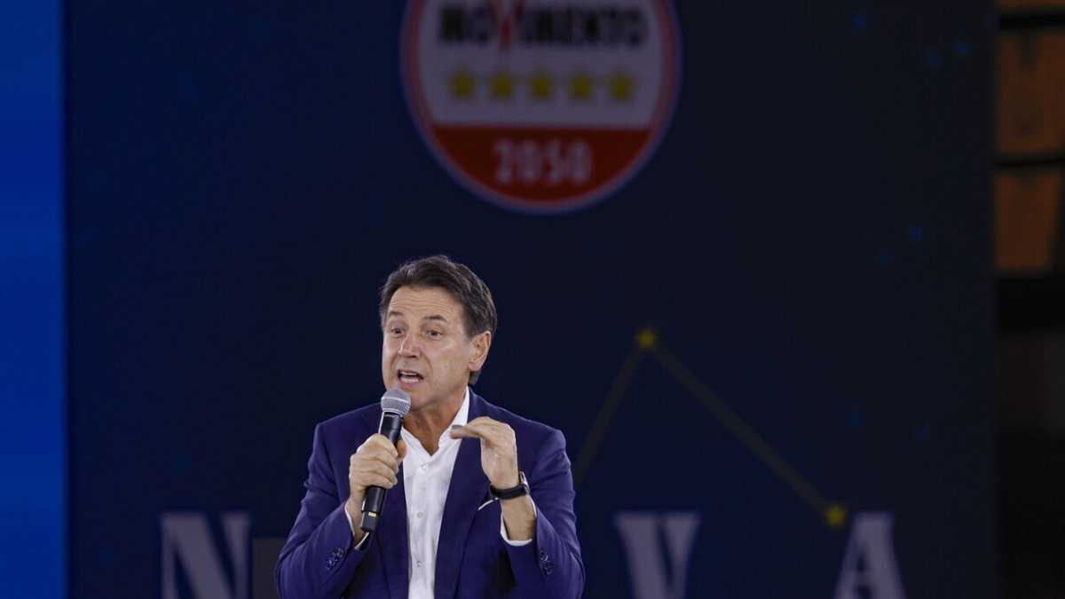 Immagine di Conte cerca nuove sponde, chiude a Roma la campagna per il No con attori e giornalisti. Schlein a Milano