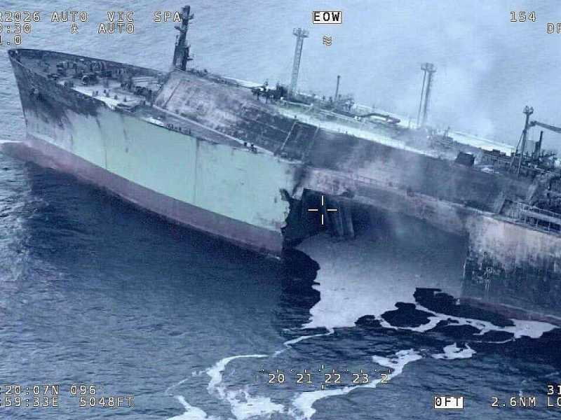  Un'immagine del relitto dell'Arctic Metagaz alla deriva