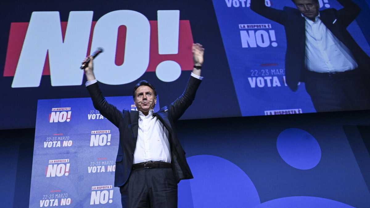 Immagine di Conte chiude la campagna all’Eur e sfida Meloni: “Altro che manine”