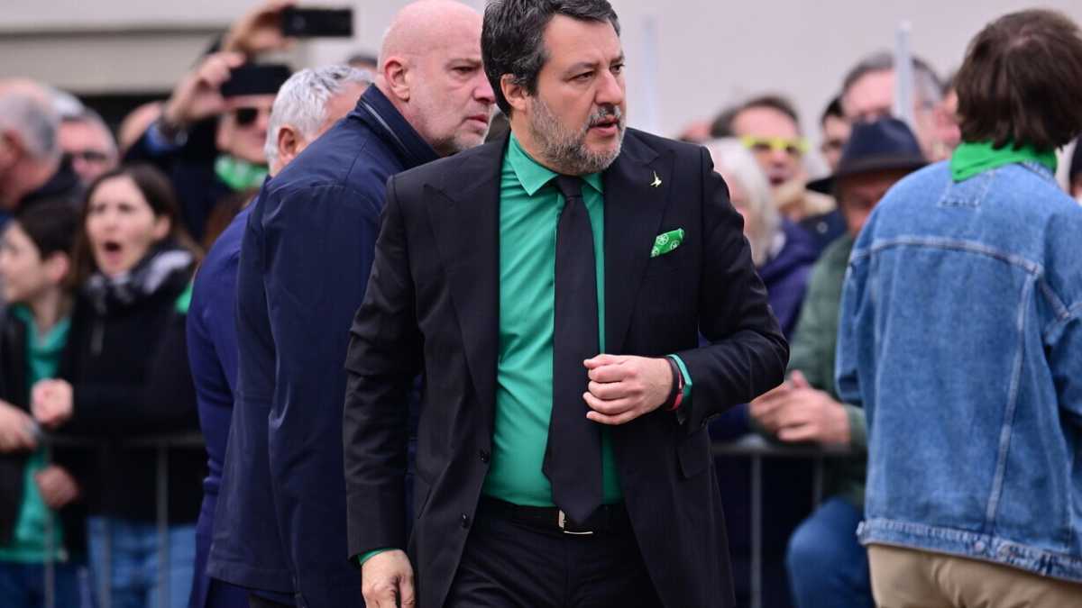 Immagine di La Lega di Bossi voleva cambiare tutto, quella di Salvini si limita a cambiarsi d’abito