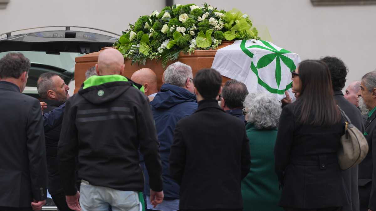 Immagine di Va’ Bossi. Il funerale delle origini. Insulti, "bruciamo il tricolore". Fischi a Salvini: "Giuda". Meloni: “Brava”. Il capo è Giorgetti