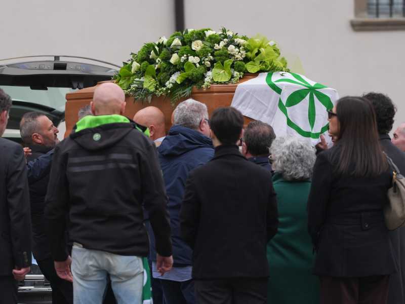 Va’ Bossi. Il funerale delle origini. Insulti, "bruciamo il tricolore". Fischi a Salvini: "Giuda". Meloni: “Brava”. Il capo è Giorgetti