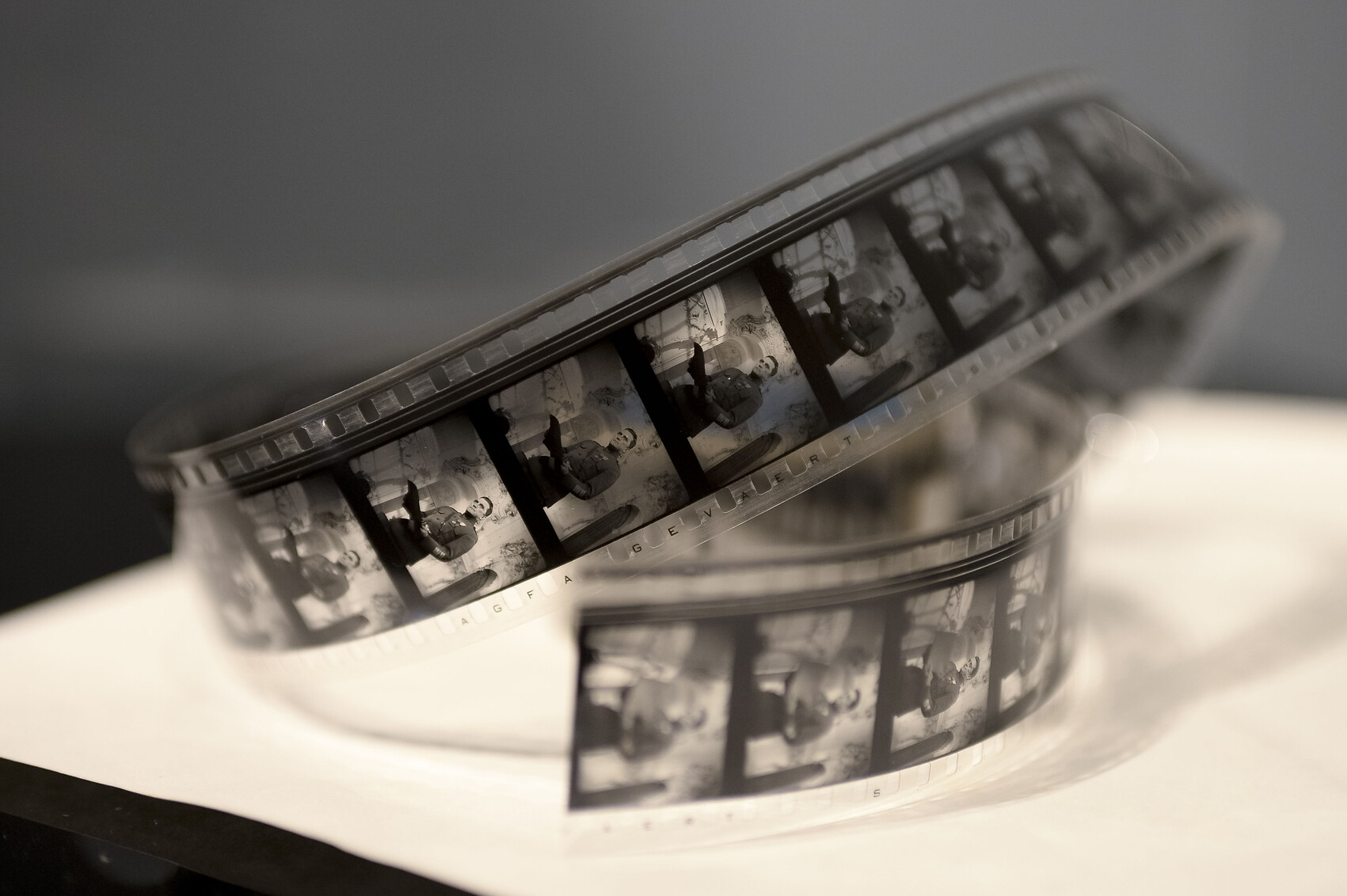 Due frammenti di pellicola del film del 1957 diretto da Stanley Kubrick e tratto dal romanzo di Humphrey Cobb, quarto lungometraggio del regista e secondo di argomento militare. Nel lotto anche un dattiloscritto di Kubrick datato &ldquo;15 FEB 1975&rdquo; nel quale il regista chiede a D&rsquo;Alessandro di ritirare alcune bobine del film
