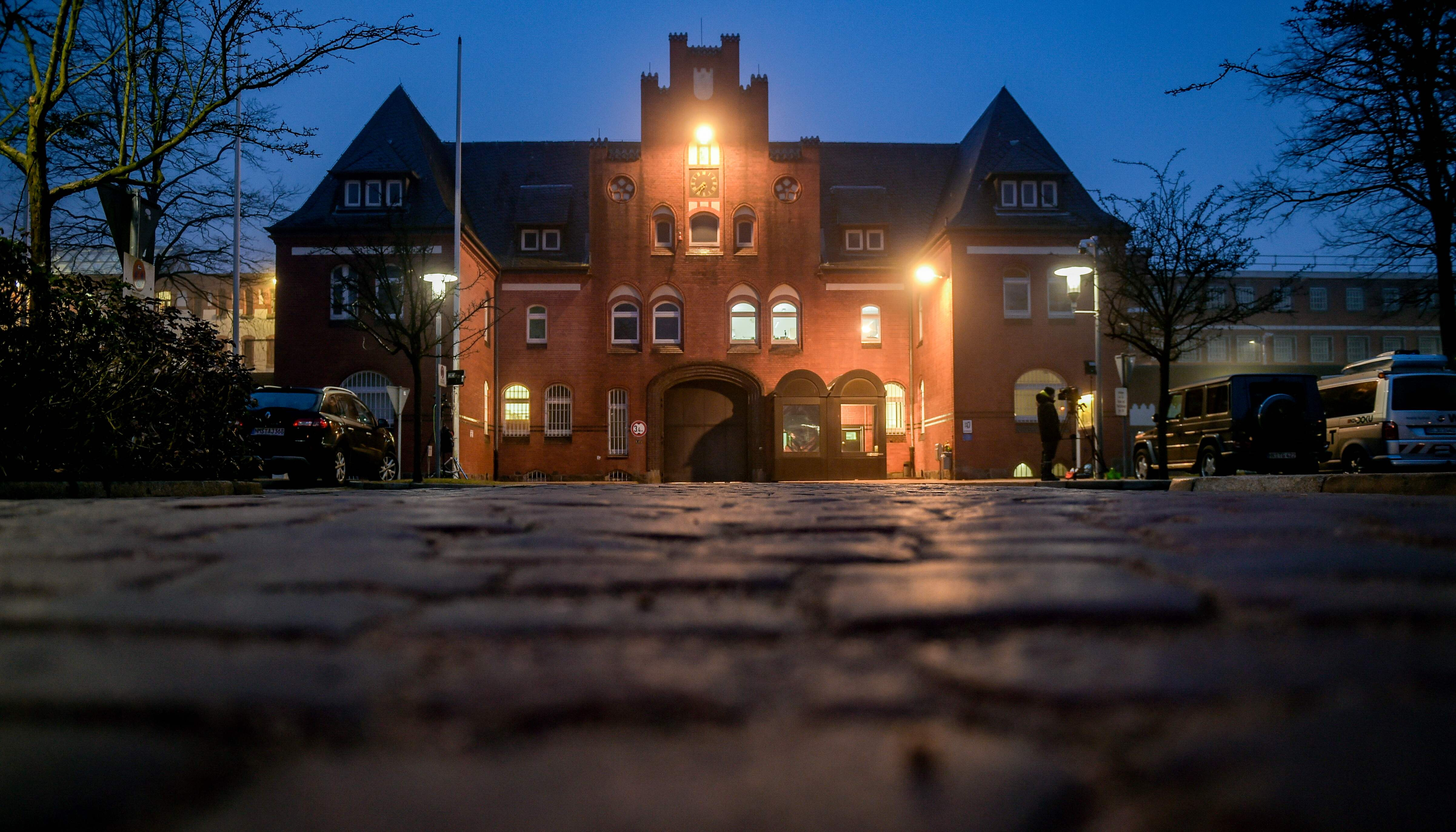 Un cameraman solitario si trova di fronte alla prigione (Justizvollzugsanstalt, JVA) di Neumuenster, dove l'ex presidente catalano Carles Puigdemont è tenuto in custodia. Puigdemont "rimarrà in detenzione per il momento, fino a quando non sarà presa una decisione riguardo alla sua procedura di estradizione", ha fatto sapere il tribunale regionale di Kiel, nel nord della Germania, il 27 marzo 2018, un giorno dopo l'arresto del leader catalano (foto LaPresse)