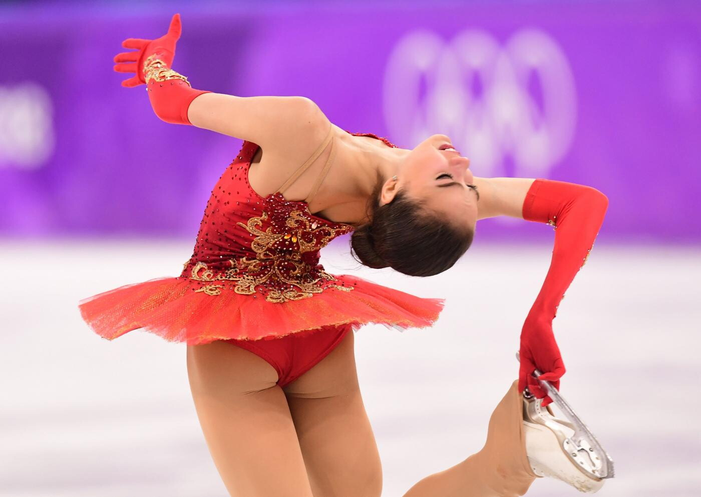 La russa Alina Zagitova gareggia nel pattinaggio libero femminile