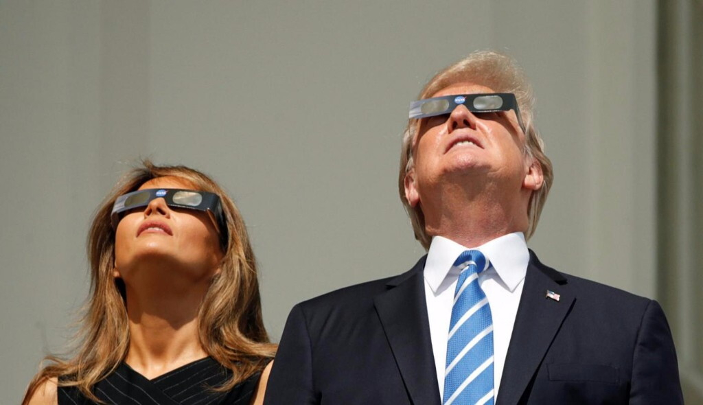Negli Stati Uniti hanno assistito a un'eclissi totale di sole. Il sole &egrave; stato completamente oscurato dalla luna e 14 Stati degli Usa hanno potuto assistere allo spettacolo che non accadeva da 99 anni.