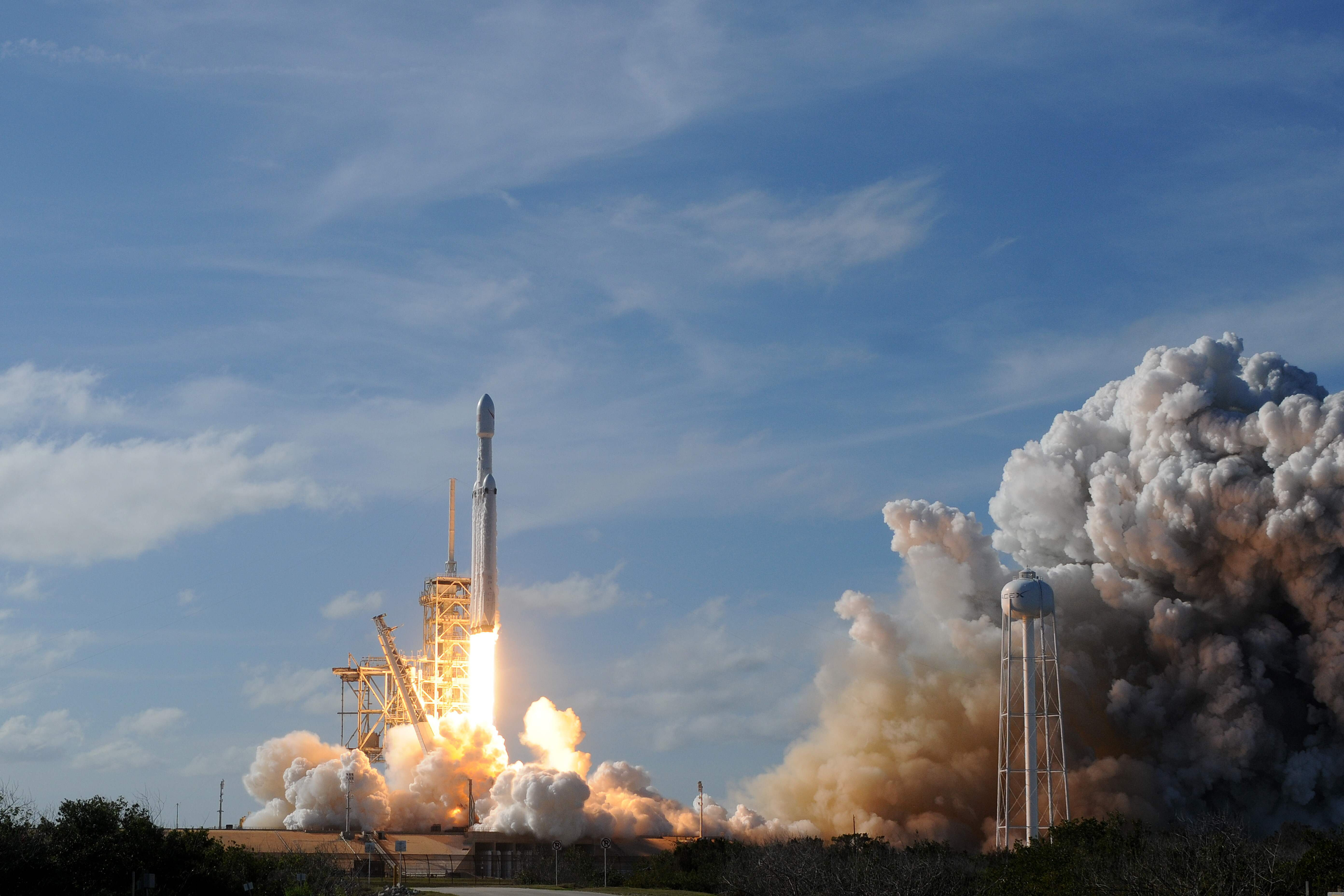 Il razzo Falcon Heavy si stacca dal suolo terrestre