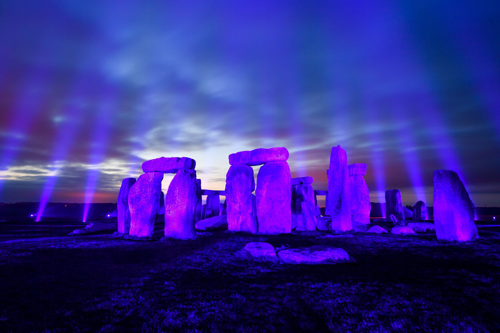 Stonehenge nel Wiltshire &egrave; stat illuminata dall'artista finlandese Kari Kola