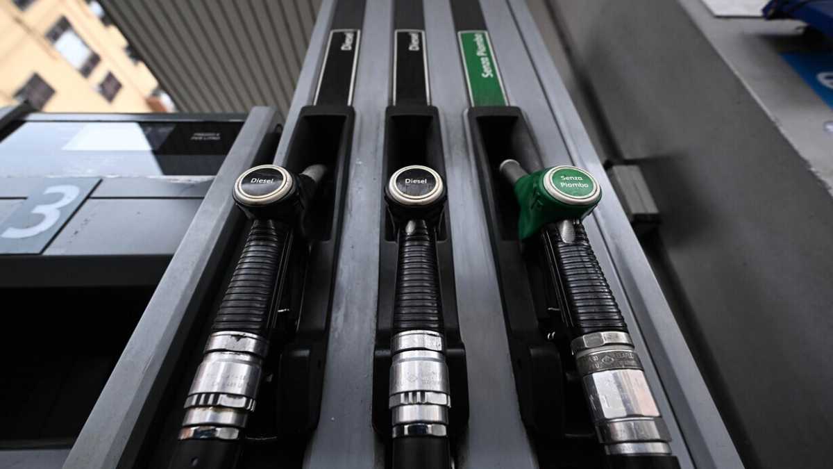 Immagine di Il diesel torna sopra i 2 euro: dopo il referendum, lo sconto sulle accise è un problema per Meloni