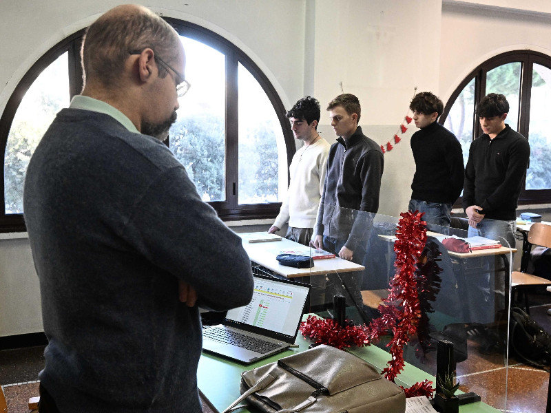 Il minuto di silenzio in una classe del Liceo Classico Statale 'Andrea D'Oria' di Genova, osservato alle 9 di mattina in memoria dei ragazzi morti nell'incendio di Crans Montana. Genova, 07 gennaio 2026.ANSA/LUCA ZENNARO